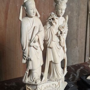 Par de Figuras de Marfil Estilo Oriental con Sellos - imagen 3
