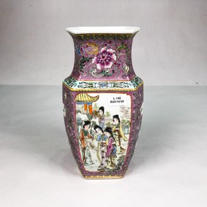 Lote anterior: Florero Oriental de Porcelana con Sellos y Diseño de Figuras
