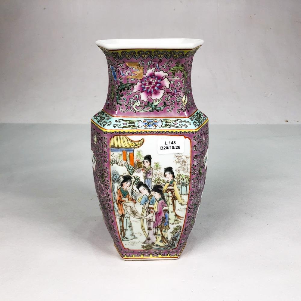 Florero Oriental de Porcelana con Sellos y Diseño de Figuras