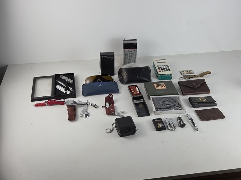 Lote siguiente: Gran lote de accesorios vintage para radios y encenderos