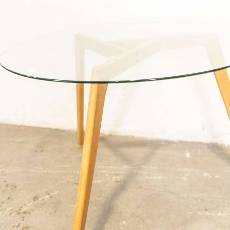 Mesa de comedor circular con tapa de vidrio y tres patas de madera - imagen 3