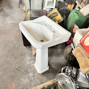 Lote siguiente: Pileta y pie de loza, sin detalles a la vista