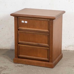 Lote siguiente: Mesa de Luz de Madera con Tres Cajones