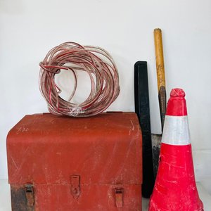 Lote siguiente: Lote: Cono de Señalización, Pala, Cajón Metálico, Manguera y Más
