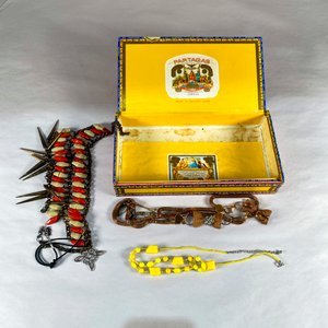 Lote de Bijouterie Variada en Caja de Tabaco "Partagás" - imagen 1