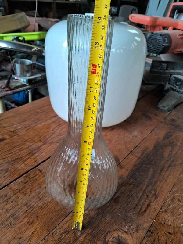 Vaso de vidrio tulipán con textura ribbada y etiqueta numerada - imagen 2
