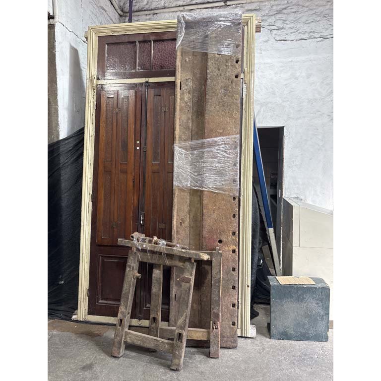 Lote siguiente: Puerta de carpintero desarmada, detalles incompletos