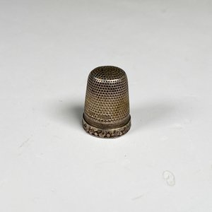 Dedal de Plata con Grabados Decorativos - imagen 2