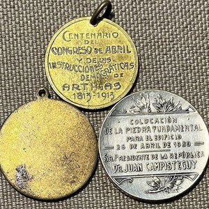 Lote anterior: Lote de 3 Medallas Uruguayas: Ejército, Monumento La Carreta y Artigas