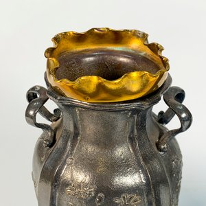 Par de Floreros Cónicos Metálicos Estilo Art Nouveau con Asas Laterales - imagen 3