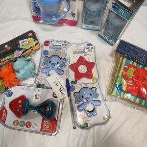 Lote de 9 Artículos para Bebé: Mordillos, Mamaderas y Sonajeros - imagen 3