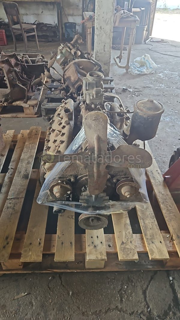 Motor de Combustión Interna Antiguo para Repuestos o Restauración