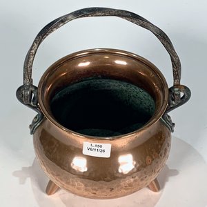 Ollita de Cobre Cincelada con Patitas y Asa de Hierro Torneado - imagen 2