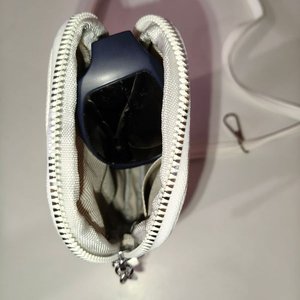 Bolso Porta Celular de Cuero Blanco con Cierre Metálico - imagen 3