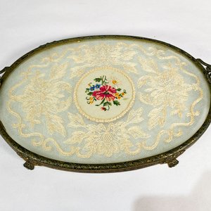 Set de Tocador Vintage: Bandeja, Espejo, Cepillos y Polvera con Bordados Florales - imagen 4