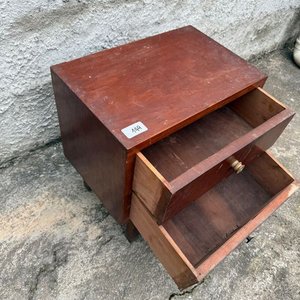 Mesa de Luz de Madera con Dos Cajones - imagen 4