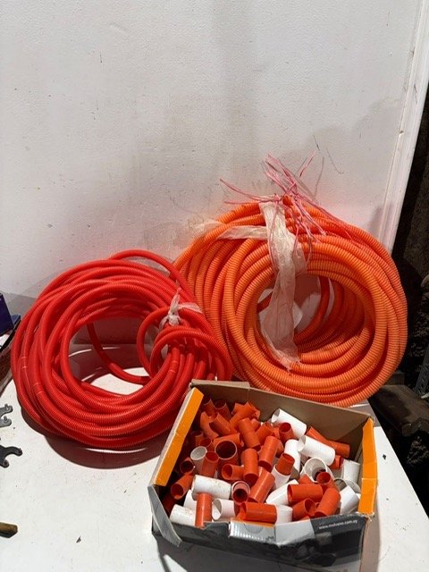 Caños Corrugados Naranja y Rojo con Cuplas