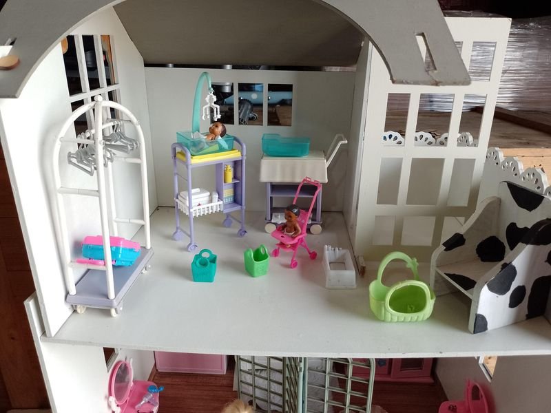 Casa de muñecas con muebles y accesorios - imagen 6