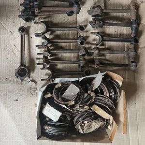 Lote siguiente: 15 Bielas Ford A y Juegos de Aros para Auto