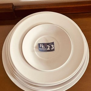 Set de 7 Platos Blancos de Cerámica con Variedad de Tamaños - imagen 2