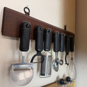 Colgador de Pared de Madera con Utensilios de Cocina - imagen 1