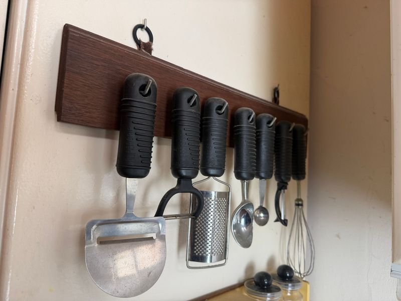 Colgador de Pared de Madera con Utensilios de Cocina