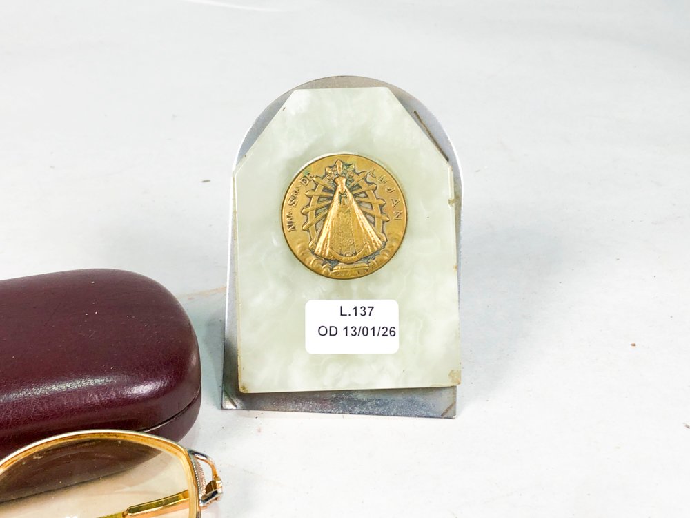 Lentes de aumento en estuche con placa en mármol y moneda en bronce - imagen 3