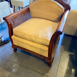Sofá y Sillón de Madera con Detalles en Caña - imagen 3
