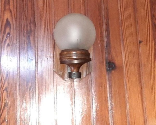 Aplique de Pared en Madera con Bola de Vidrio