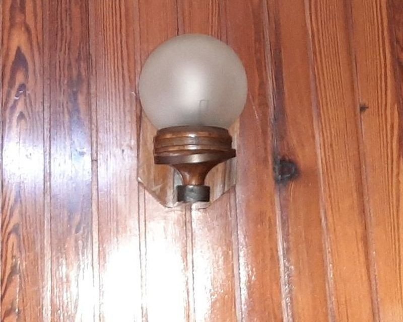 Aplique de Pared en Madera con Bola de Vidrio