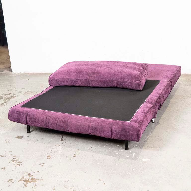 Sofá cama de dos cuerpos con tapizado violeta y patas cromadas - imagen 3