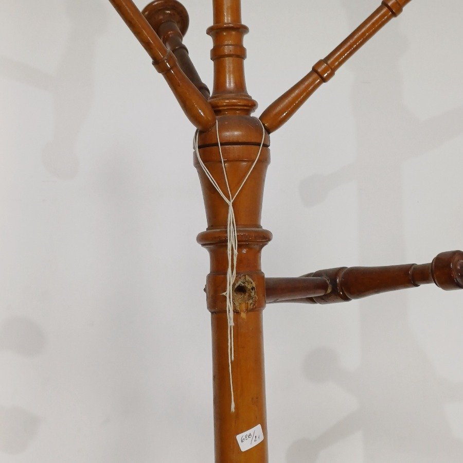 Perchero de pie de madera de pino con base circular y tres patas - imagen 7