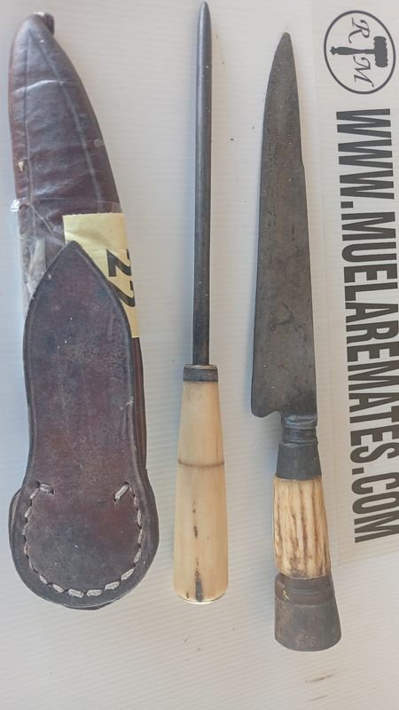 Lote siguiente: Cuchillo con chaira y vaina de madera