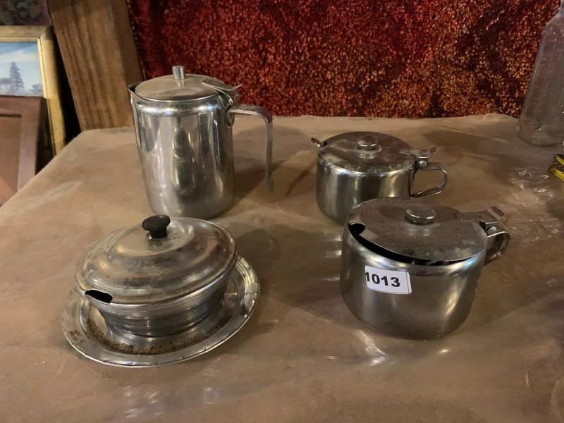 Lote siguiente: Lote de azucareros y jarra de café en metal