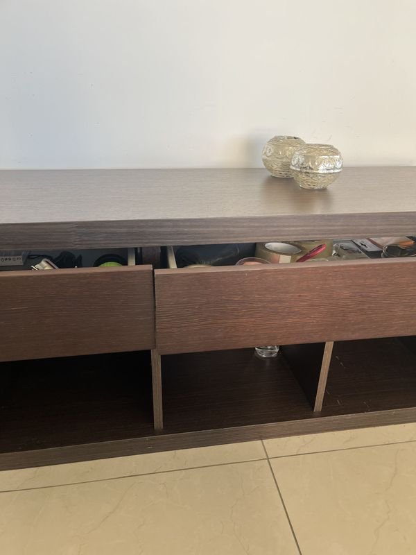 Cómoda de madera enchapada wengue con decoración - imagen 4