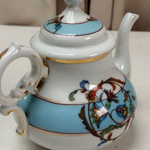 Tetera de Porcelana Isabelina con Diseño Floral y Bordes Dorados - imagen 4