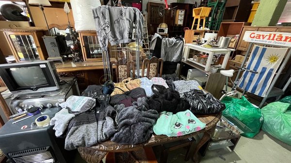 Lote de Ropa y Artículos Varios para el Hogar