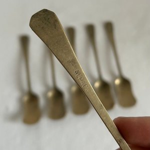 Juego de 6 Cucharitas Antiguas de Alpaca con Diseño Grabado - imagen 4