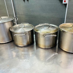 Lote siguiente: Set de 4 Ollas de Acero Inoxidable con Tapa - Tramontina y Ozti