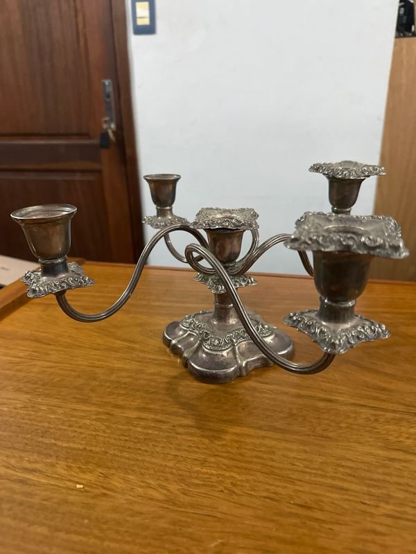 Candelabro de 5 velas antiguo con diseño ornamentado - imagen 1
