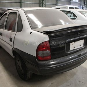 Chevrolet Corsa Blanco con Detalles de Uso - imagen 2