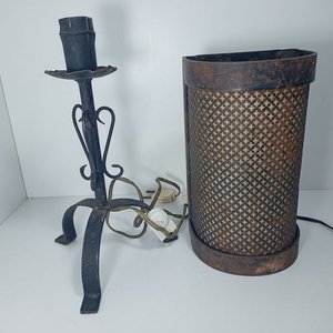 Lote anterior: Lámpara de Pared Antigua de Metal y Madera con Pantalla Decorativa