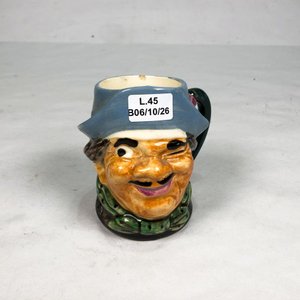 Lote siguiente: Jarra de Porcelana con Rostro de Caballero, 10 cm