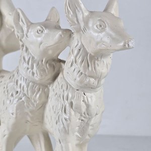 Escultura de Mujer con Perros en Cerámica - imagen 4