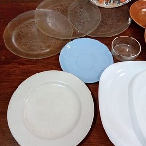 Lote de 12 Platos y Vasos en Diversos Tamaños y Colores - imagen 4