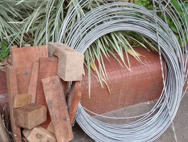 Rollo de Alambre Galvanizado y Maderas Varias - imagen 1
