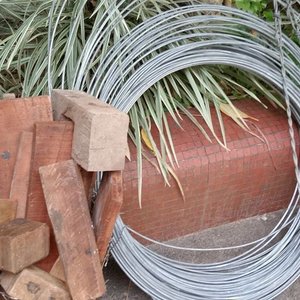 Lote siguiente: Rollo de Alambre Galvanizado y Maderas Varias