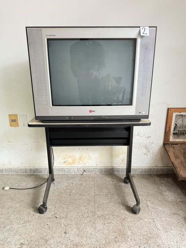 Escritorio Pequeño con Ruedas y TV LG Flatron de 21 Pulgadas - imagen 1
