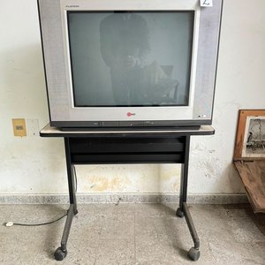 Lote siguiente: Escritorio Pequeño con Ruedas y TV LG Flatron de 21 Pulgadas