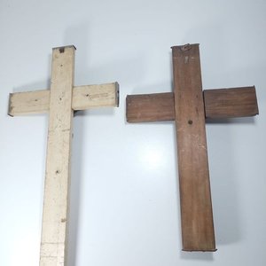 Dos Crucifijos Religiosos en Madera y Metal, 35cm - imagen 2